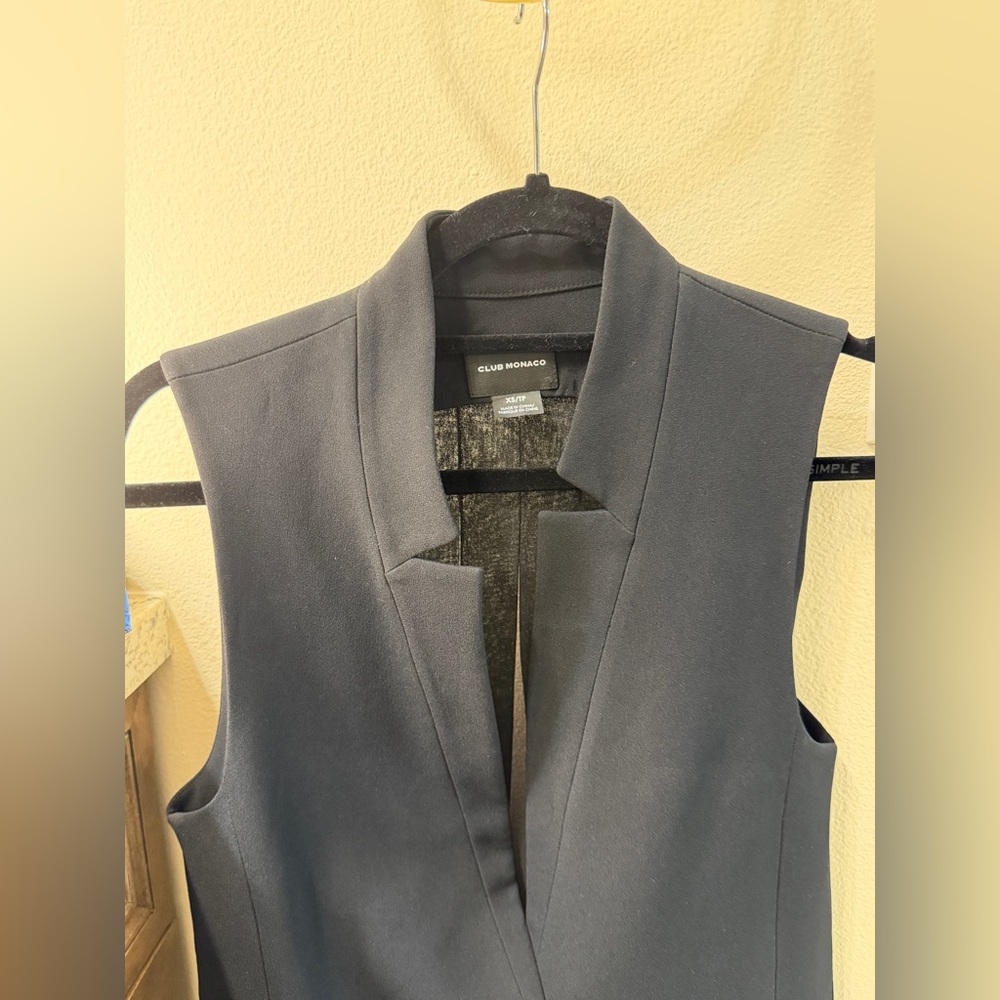 Club Monaco Black Sleeveless Tailored Vest, size XS.